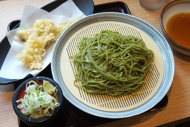 【茶そば&あなご天】埼玉発祥のご当地立ち食いそば店で食べる狭山茶そばとあなご天:パリッコ『今週のハマりめし』第242回